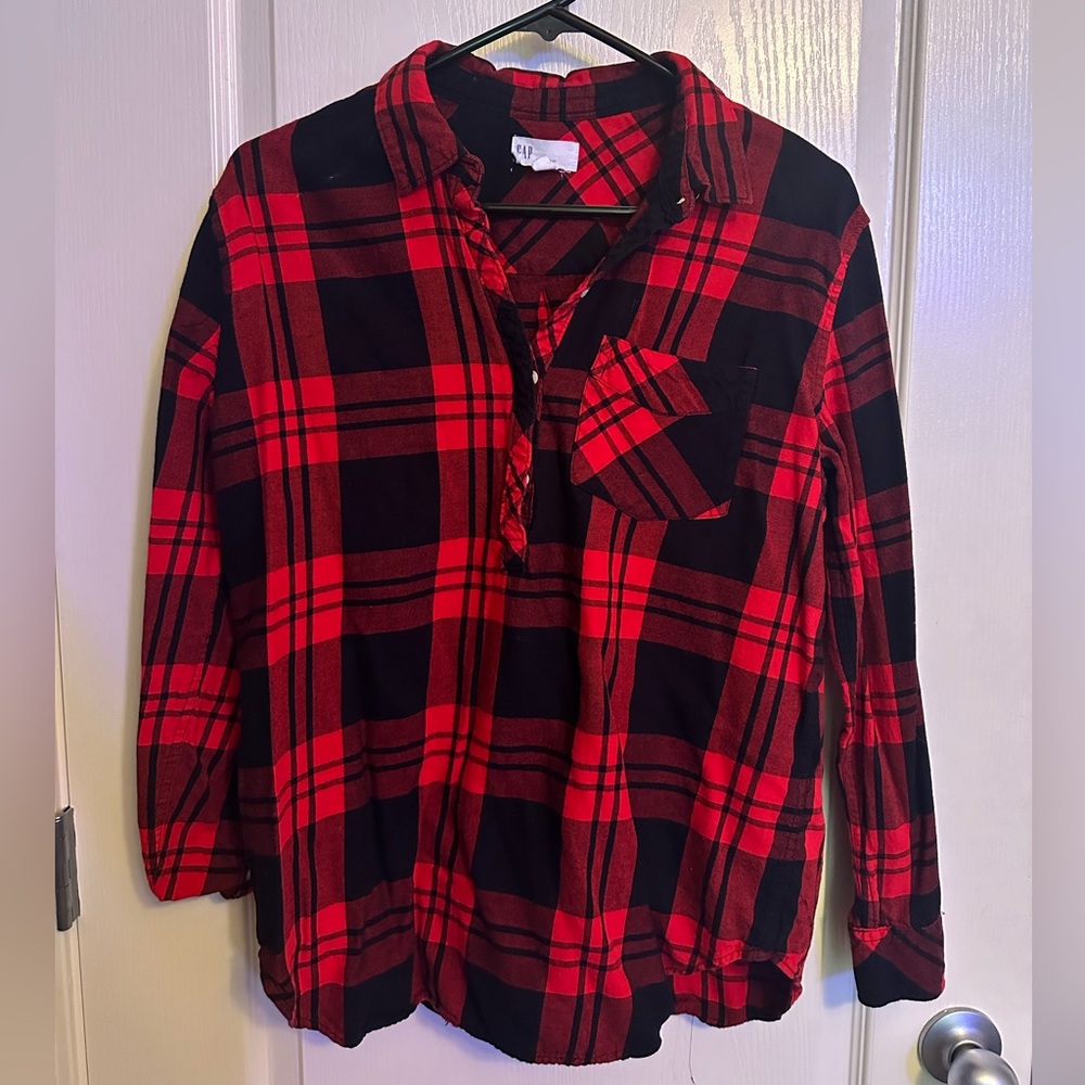 Women’s Gap red and black quarter button up medium
